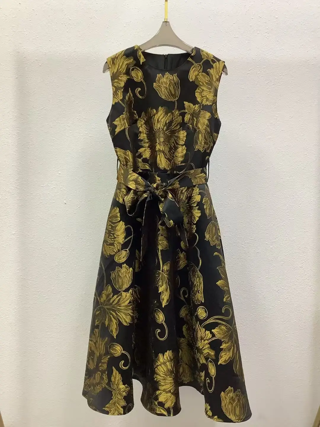 Newest Fashion Autumn Dress 2025 High Quality Women Vintage Jacquard Floral Prints Pocket Belt Patchwork Sleeveless Party Dress
Newest Fashion Autumn Dress 2025 High Quality Women Vintage Jacquard Floral Prints Pocket Belt Patchwork Sleeveless Party Dress