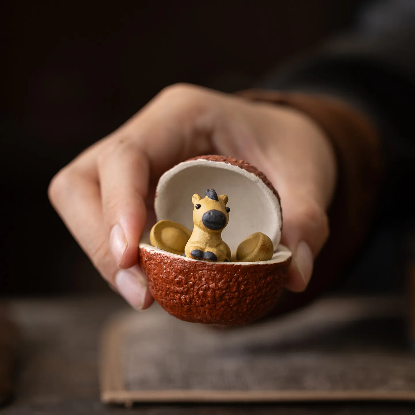 Изысканные фигурки-тахтажуны из фиолетовой глины в форме личи и маленькой лошадки, ручной работы, для чайной церемонии, привлекающие богатство, украшения для дома
Изысканные фигурки-тахтажуны из фиолетовой глины в форме личи и маленькой лошадки, ручной работы, для чайной церемонии, привлекающие богатство, украшения для дома