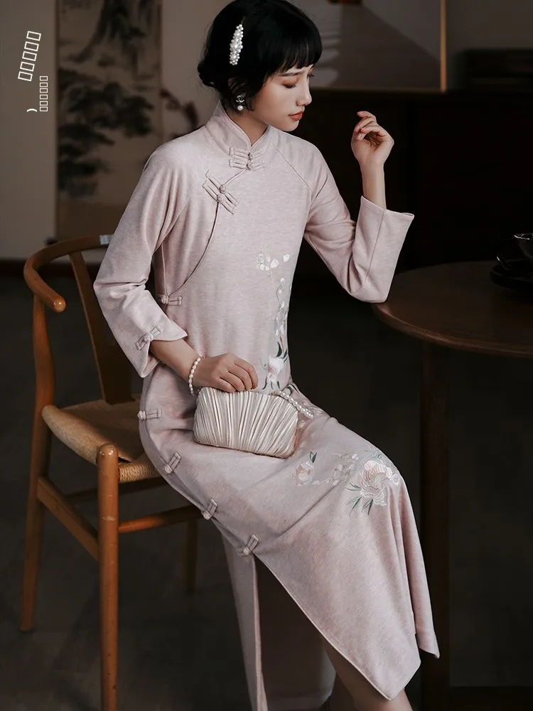 Молодежное трикотажное платье-ципао с вышивкой, эластичное, длинное, в ретро-стиле, для повседневной носки, осенняя мода для женщин 20-х и 30-х лет
Молодежное трикотажное платье-ципао с вышивкой, эластичное, длинное, в ретро-стиле, для повседневной носки, осенняя мода для женщин 20-х и 30-х лет