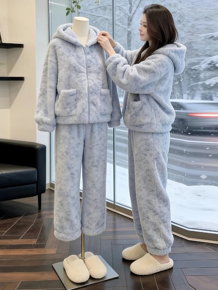 Корейский зимний модный комплект: пальто с капюшоном и леопардовым принтом, брюки с широкими штанинами, женский костюм из двух предметов, теплый, с пушистым утеплителем
Корейский зимний модный комплект: пальто с капюшоном и леопардовым принтом, брюки с широкими штанинами, женский костюм из двух предметов, теплый, с пушистым утеплителем