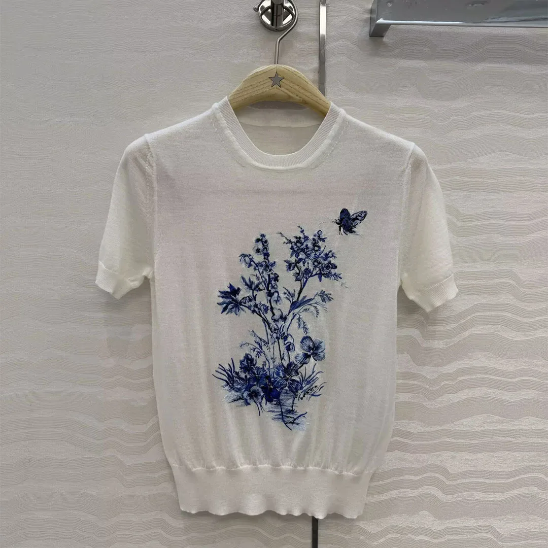2026 New Summer Fashion Knitted T-shirt Women O-neck Short Sleeve Blue Embroidery Floral Wool Silk Blends Knitwear Sweet Tops
2026 New Summer Fashion Knitted T-shirt Women O-neck Short Sleeve Blue Embroidery Floral Wool Silk Blends Knitwear Sweet Tops