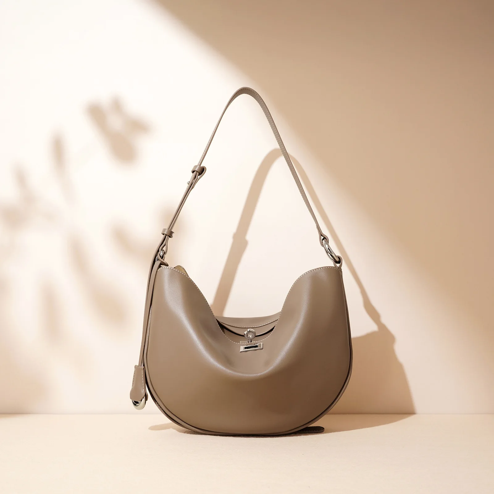 New crossbody bag niche design senior shoulder bag simple leather texture locking classic fashion women's bag
New crossbody bag niche design senior shoulder bag simple leather texture locking classic fashion women's bag