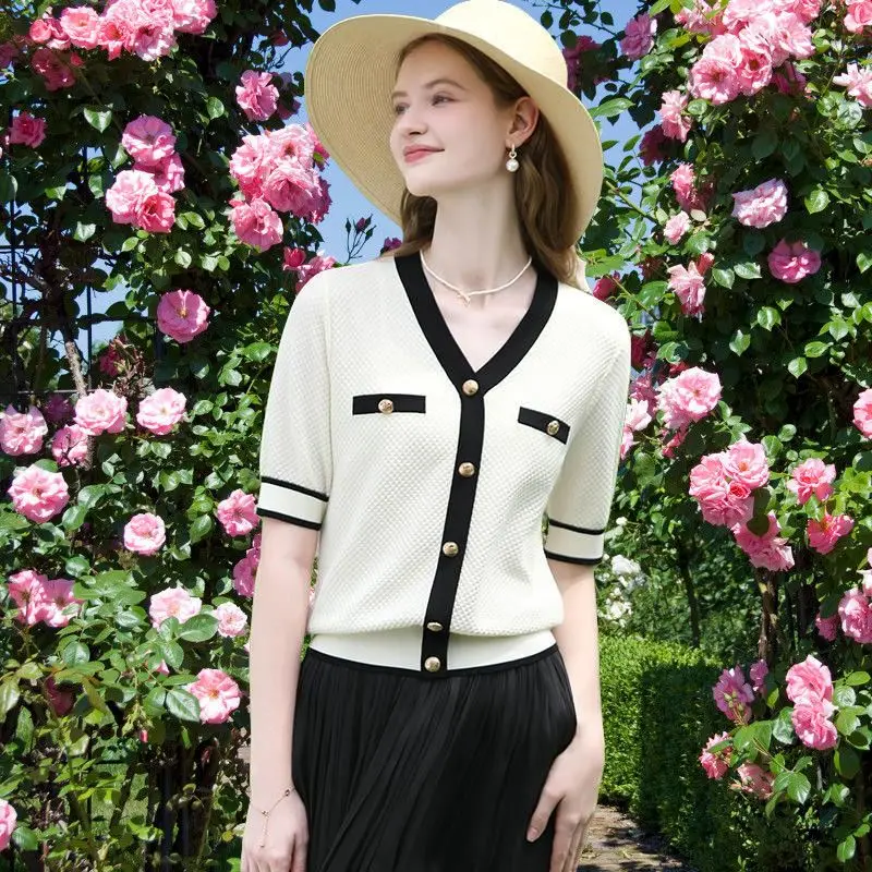 Short-sleeve Knit Cardigan Women V-neck Top Patchwork Single-breasted Lightweight T-shirt Summer Knitwear Design Soft Sweet Tops
Short-sleeve Knit Cardigan Women V-neck Top Patchwork Single-breasted Lightweight T-shirt Summer Knitwear Design Soft Sweet Tops