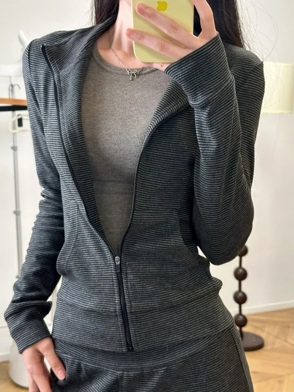 Женский комплект из двух предметов: полосатая приталенная куртка и повседневные брюки в стиле преппи, весна 2026, новинка
Женский комплект из двух предметов: полосатая приталенная куртка и повседневные брюки в стиле преппи, весна 2026, новинка