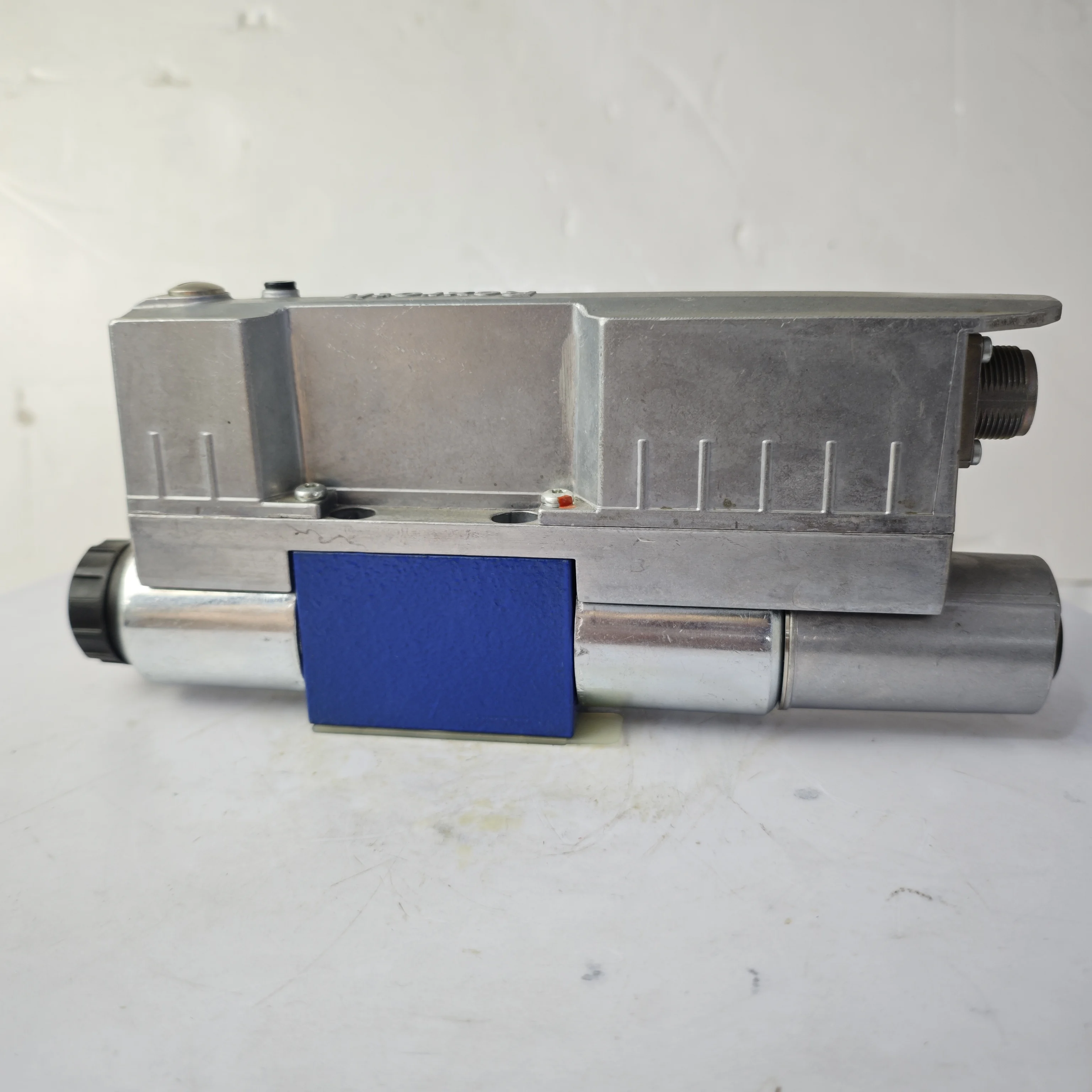 NEW Direct-acting proportional directional valve 4WREE6V16-3X/V/24F1 1PCS
NEW Direct-acting proportional directional valve 4WREE6V16-3X/V/24F1 1PCS