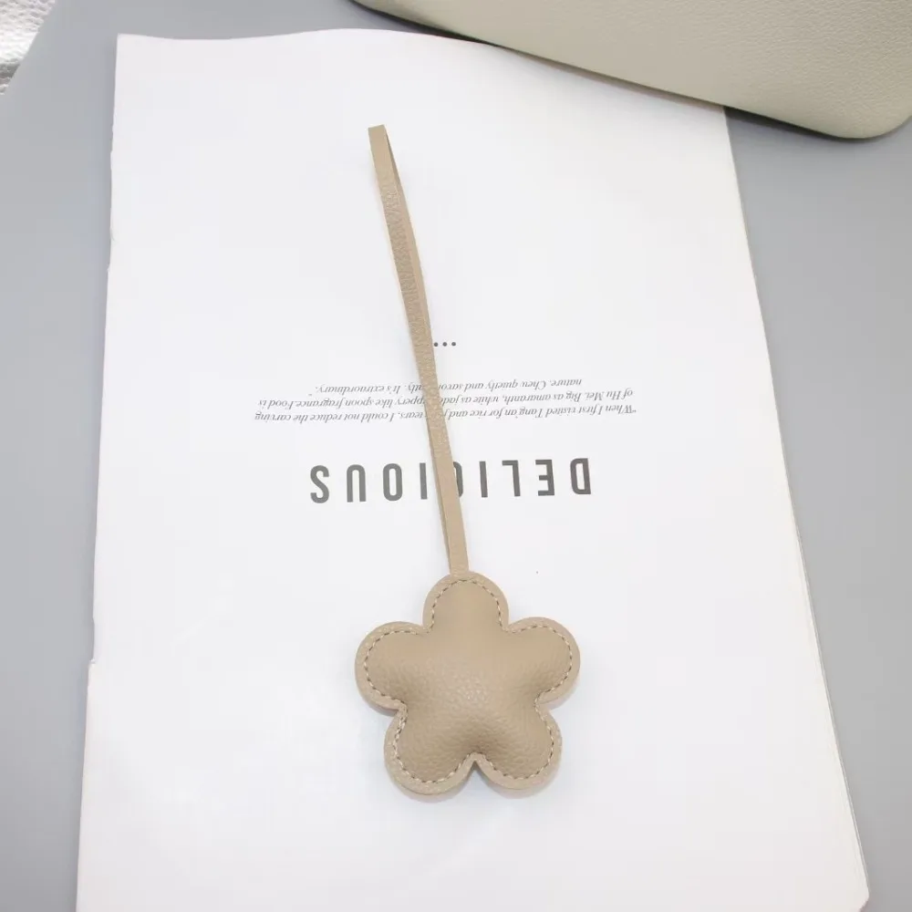 Lovely PU Leather Flower Keychain Car Keyring Cartoon PU Leather Hanger 13 Colors Fashion Bag Pendant Bag Ornament
Lovely PU Leather Flower Keychain Car Keyring Cartoon PU Leather Hanger 13 Colors Fashion Bag Pendant Bag Ornament