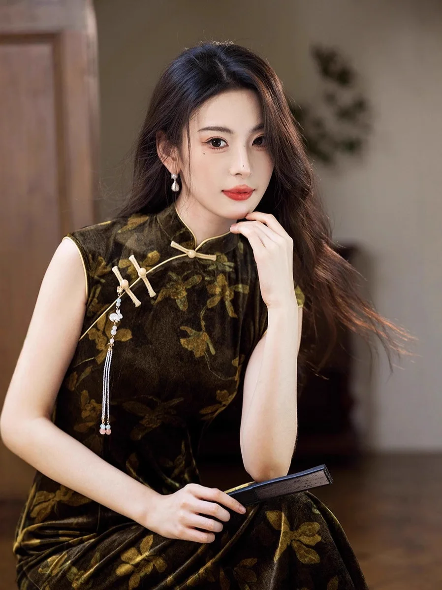 Elegant Chinese Style Velvet Young Style Sleeveless Slim Fit Dress Daily Wear Comfortable Long Qipao for Women
Elegant Chinese Style Velvet Young Style Sleeveless Slim Fit Dress Daily Wear Comfortable Long Qipao for Women