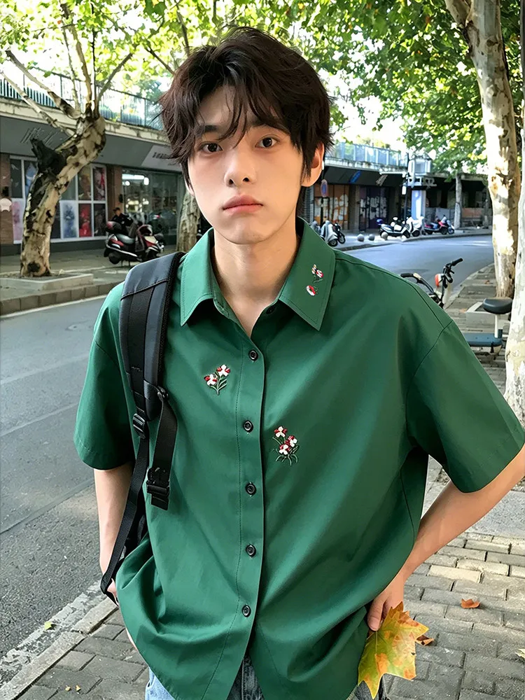 Green American Floral Embroidery Shirt Short Sleeve Men Summer Fashion High-End Ice Silk Drape Outerwear Casual Loose Fit
Green American Floral Embroidery Shirt Short Sleeve Men Summer Fashion High-End Ice Silk Drape Outerwear Casual Loose Fit
