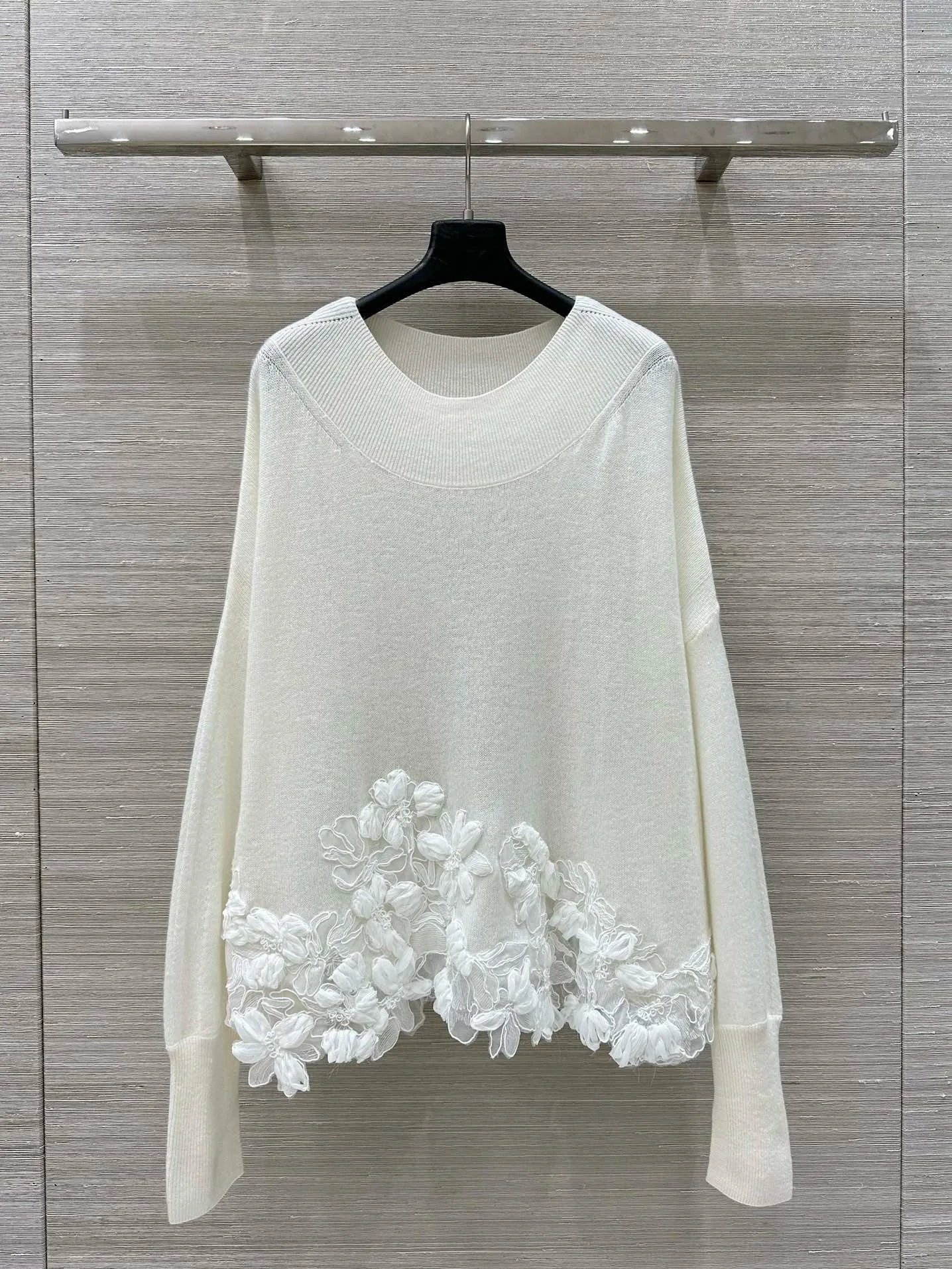 2025 Autumn Women's White Cashmere Sweater Elegant Slash Neck Flowers Embroidery Loose Black Knitted Pullover
2025 Autumn Women's White Cashmere Sweater Elegant Slash Neck Flowers Embroidery Loose Black Knitted Pullover