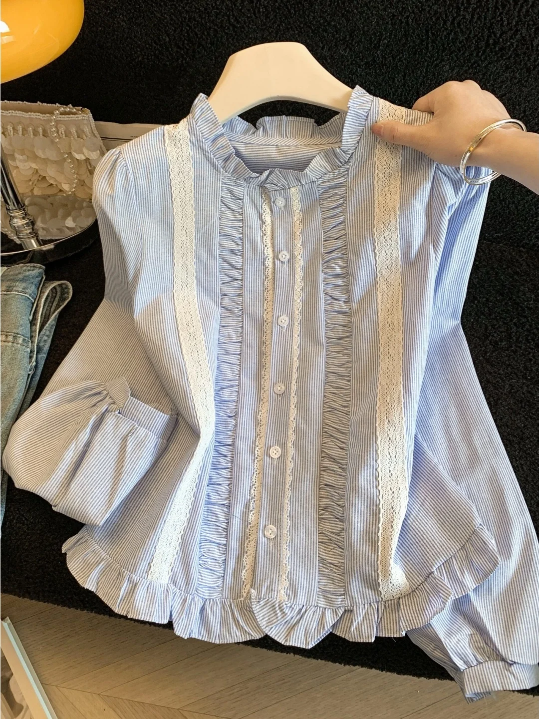 Retro Lace Patchwork Striped Women's Shirt Spring 2026 New Bubble Sleeve Waist Cinching Slimming Top Korean Style Straight Cut
Retro Lace Patchwork Striped Women's Shirt Spring 2026 New Bubble Sleeve Waist Cinching Slimming Top Korean Style Straight Cut