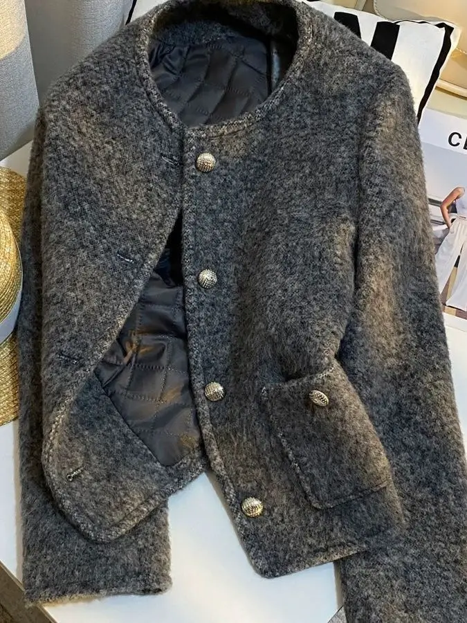 Elegant Grey Cotton Blend Short Jacket Women's Fashionable Versatile Winter Outerwear Brand Standard Fit Warmth
Elegant Grey Cotton Blend Short Jacket Women's Fashionable Versatile Winter Outerwear Brand Standard Fit Warmth