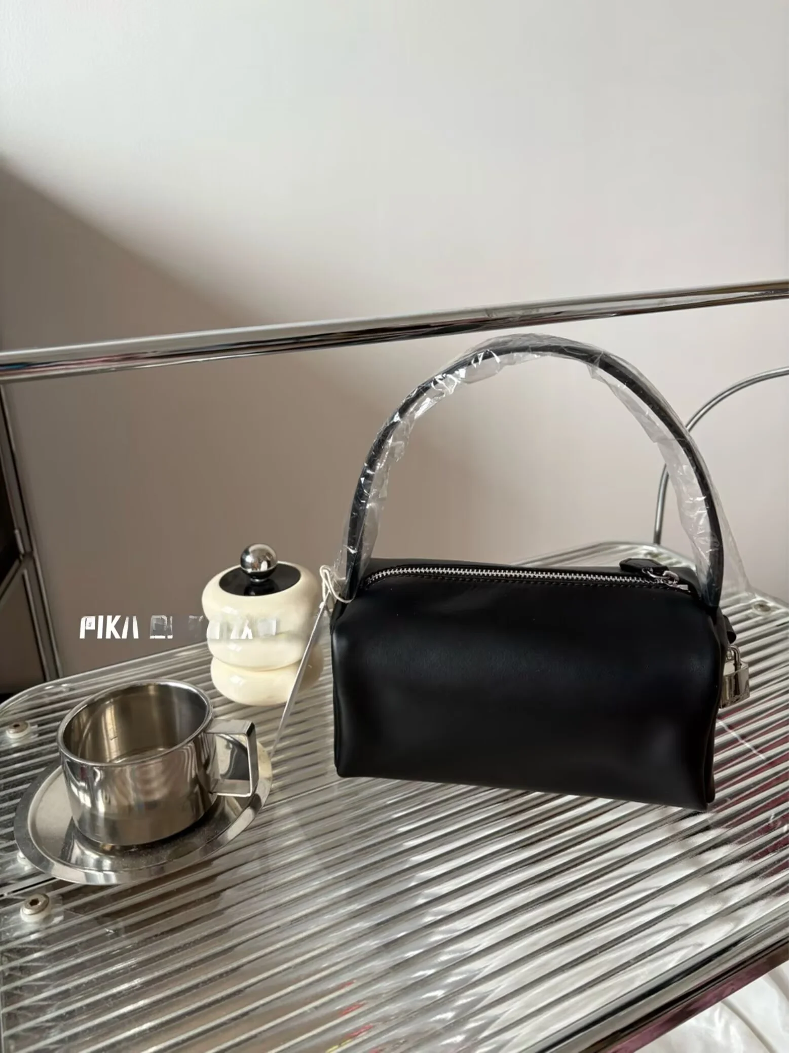 Smoothmood Faux Leather Handbag Small Square Boston Pillow Bag Smooth Surface Genuine Leather Bag for Youth Casual Use
Smoothmood Faux Leather Handbag Small Square Boston Pillow Bag Smooth Surface Genuine Leather Bag for Youth Casual Use