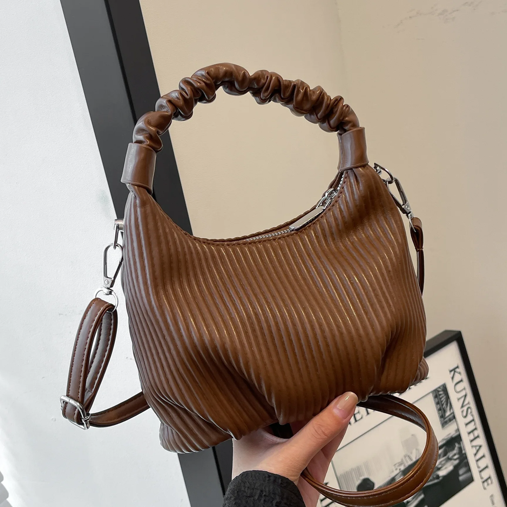 2025 Niche Crinkle Stripe Shoulder Bag for Women Small Underarm Purse Minimalist Fall Winter Tote Fashion Versatile Handbag
2025 Niche Crinkle Stripe Shoulder Bag for Women Small Underarm Purse Minimalist Fall Winter Tote Fashion Versatile Handbag