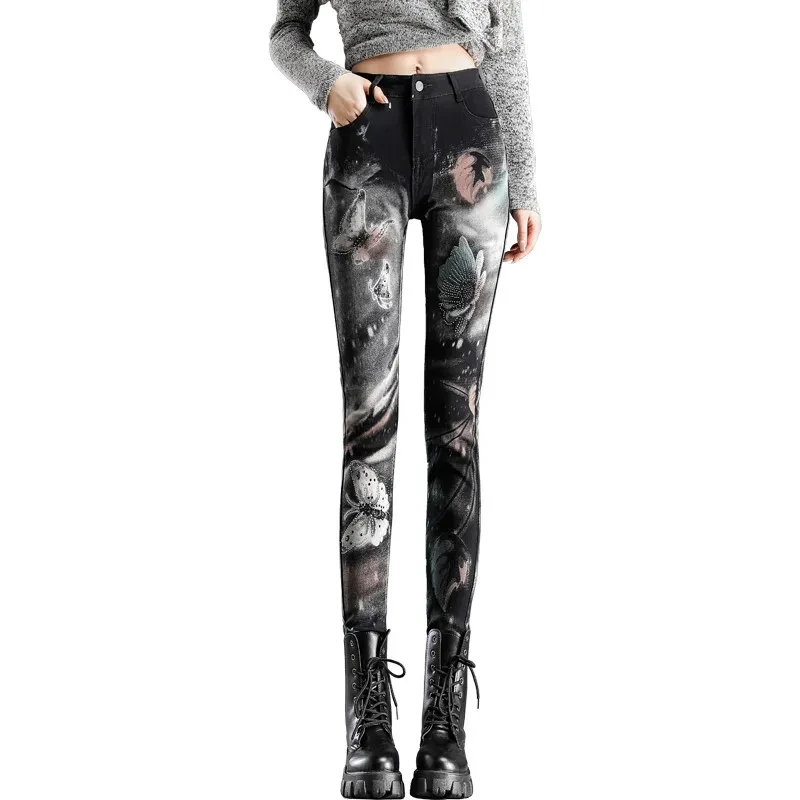 2025 Spring Autumn New Jeans Women Black Printed High Elastic Diamond Inlay Pencil Pants Female Slim Fashion Versatile Trousers
2025 Spring Autumn New Jeans Women Black Printed High Elastic Diamond Inlay Pencil Pants Female Slim Fashion Versatile Trousers