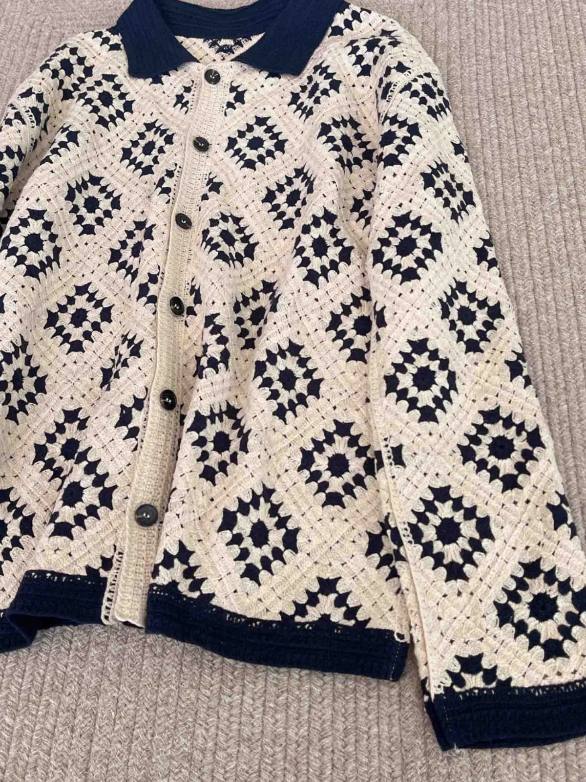 Retro Hooked Floral Diamond Patchwork Color Blo Long Sve Collar Knitted Open Cardigan Loose Fit Neutral Street Sl...
Retro Hooked Floral Diamond Patchwork Color Blo Long Sve Collar Knitted Open Cardigan Loose Fit Neutral Street Sl...
