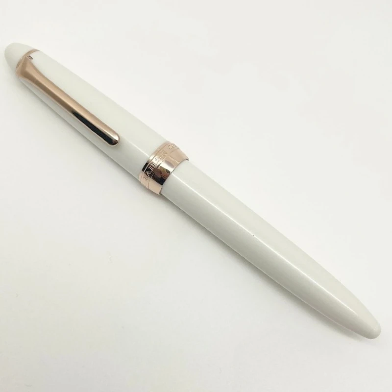 Новая японская перьевая ручка SAILOR Torpedo Pearl White с абсорбером чернил, твердое перо F 0.5, подарок для студентов, ручка для письма, каллиграфическая ручка
Новая японская перьевая ручка SAILOR Torpedo Pearl White с абсорбером чернил, твердое перо F 0.5, подарок для студентов, ручка для письма, каллиграфическая ручка