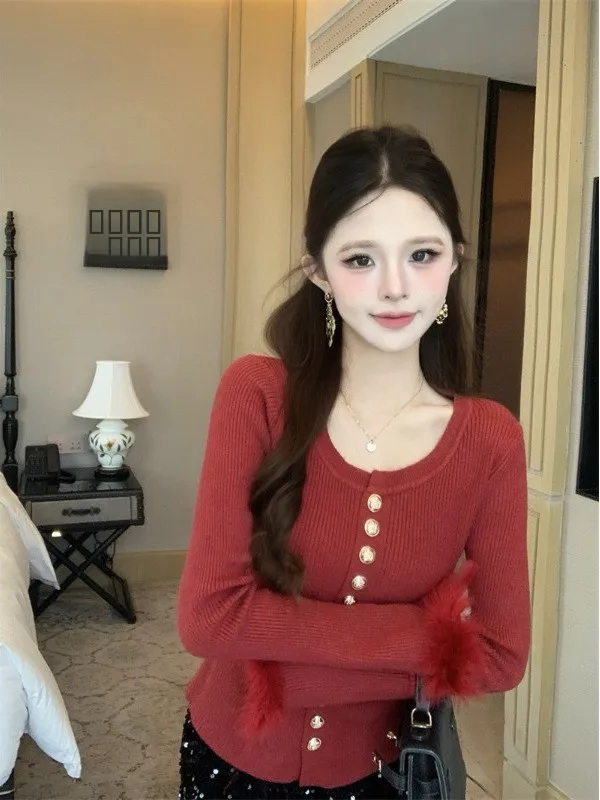 Вязаная базовая кофта Ele для женщин: модная осенне-зимняя внутренняя одежда с меховыми рукавами в стиле французского шика
Вязаная базовая кофта Ele для женщин: модная осенне-зимняя внутренняя одежда с меховыми рукавами в стиле французского шика