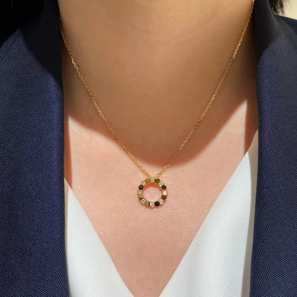 925 Silver Plated Classic Hexagonal Honeycomb round Necklace Gold Tone Jewelry Fashion Accessory
925 Silver Plated Classic Hexagonal Honeycomb round Necklace Gold Tone Jewelry Fashion Accessory