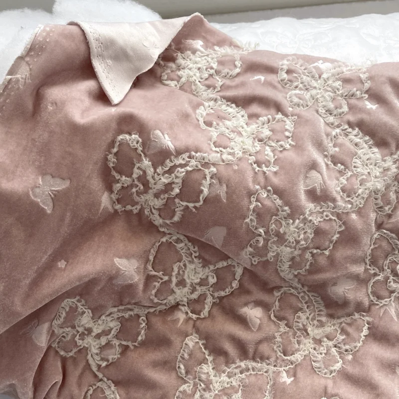 Изысканный розовый осенне-зимний бархат с хлопковой вышивкой бабочки, полиэфирная ткань ручной работы. 
Изысканный розовый осенне-зимний бархат с хлопковой вышивкой бабочки, полиэфирная ткань ручной работы.