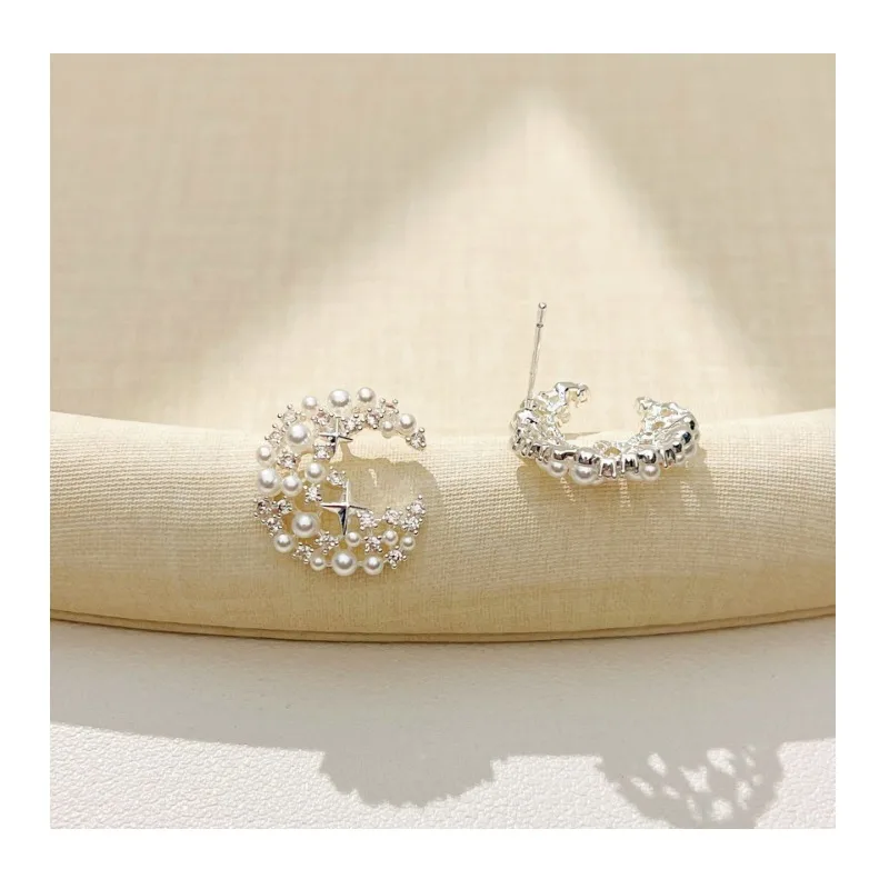 Korean Full Diamond Moon Earrings Light Luxury Hollow Earrings Fashion Versatile Temperament Commuter Earrings
Korean Full Diamond Moon Earrings Light Luxury Hollow Earrings Fashion Versatile Temperament Commuter Earrings