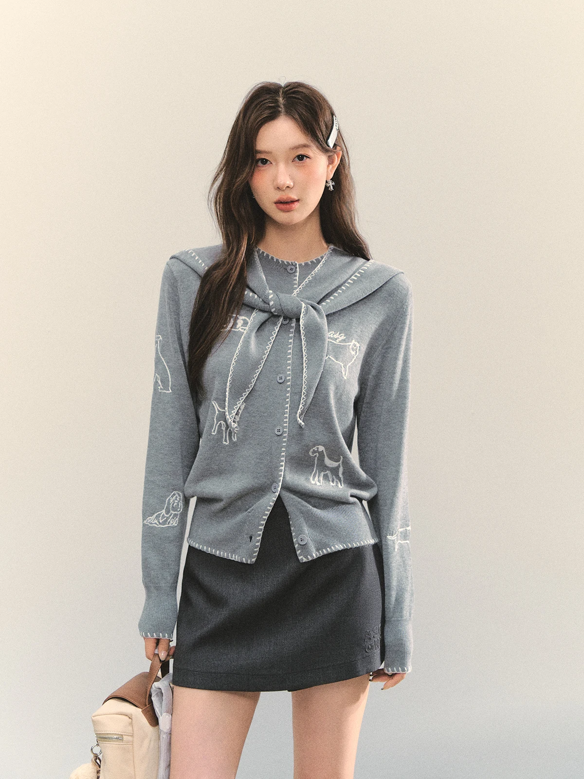 Комплект AsGony Casual из двух предметов: вязаный топ свободного кроя с вышивкой в виде собаки и шапка, для женщин, с эффектом стройности, с узлом на декоративной завязке
Комплект AsGony Casual из двух предметов: вязаный топ свободного кроя с вышивкой в виде собаки и шапка, для женщин, с эффектом стройности, с узлом на декоративной завязке