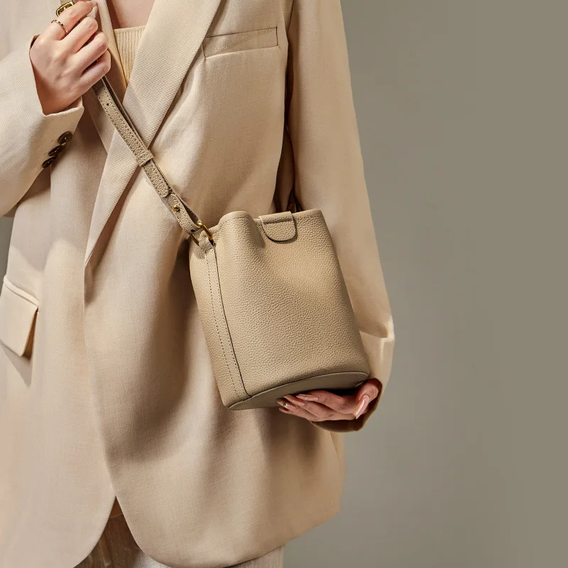 Women‘s Cow Leather Fashion Shoulder Bag Ladies Soft Retro Natural Cowhide Handbags Female Casual Luxury Design Crossbody Bags
Women‘s Cow Leather Fashion Shoulder Bag Ladies Soft Retro Natural Cowhide Handbags Female Casual Luxury Design Crossbody Bags