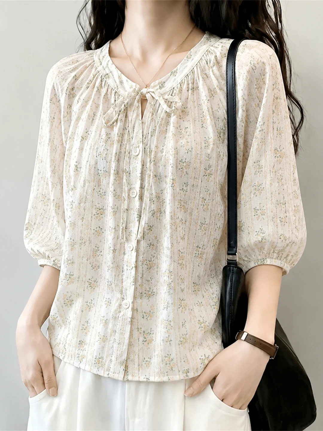 Floral Print Loose Women's Shirt Stylish Commute Top Trendy Summer 2026 Korean Style Straight Cut Silk Blend Blouse
Floral Print Loose Women's Shirt Stylish Commute Top Trendy Summer 2026 Korean Style Straight Cut Silk Blend Blouse
