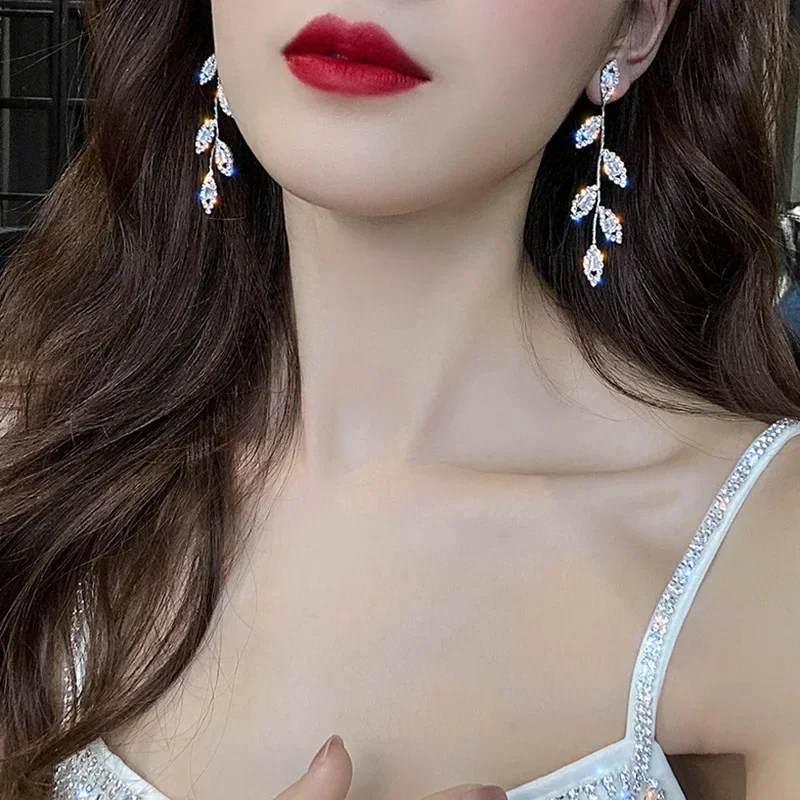 Shiny Rhinestone Leaves Temperament Earrings for Women Girls Gold Color Crystal from Austrian Earrings Wedding jewelry
Shiny Rhinestone Leaves Temperament Earrings for Women Girls Gold Color Crystal from Austrian Earrings Wedding jewelry