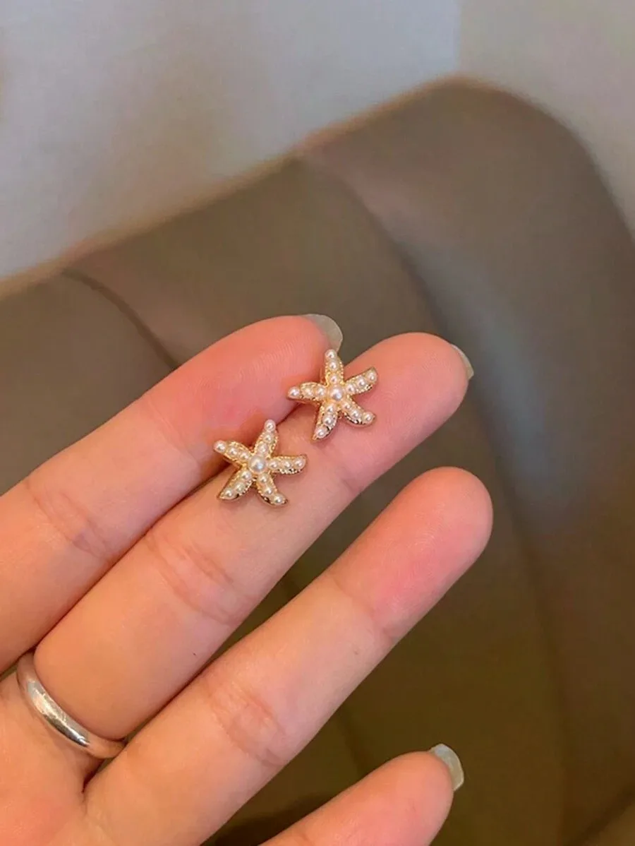 1 Pair of Simple and Versatile Starfish Earrings, Perfect for Women to Wear at the Beach, at Parties, or During Travel.
1 Pair of Simple and Versatile Starfish Earrings, Perfect for Women to Wear at the Beach, at Parties, or During Travel.