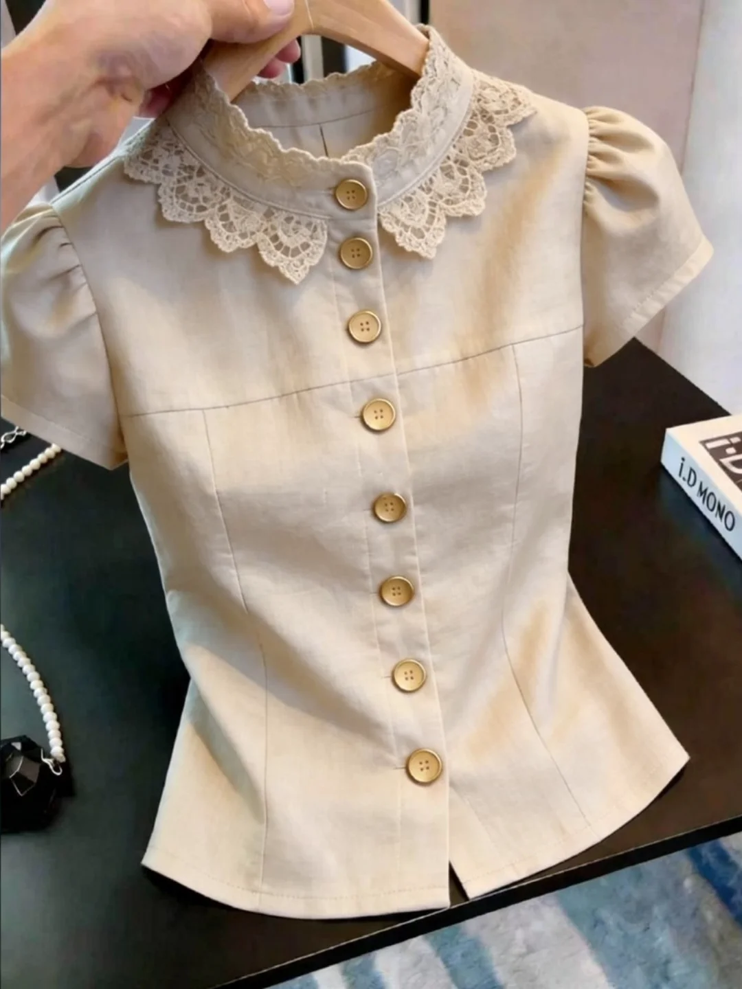 Fashionable Lace Trim Stand Collar Short Sleeve Shirt Women's 2026 New Summer Unique Beautiful Top French Style Slim Fit
Fashionable Lace Trim Stand Collar Short Sleeve Shirt Women's 2026 New Summer Unique Beautiful Top French Style Slim Fit