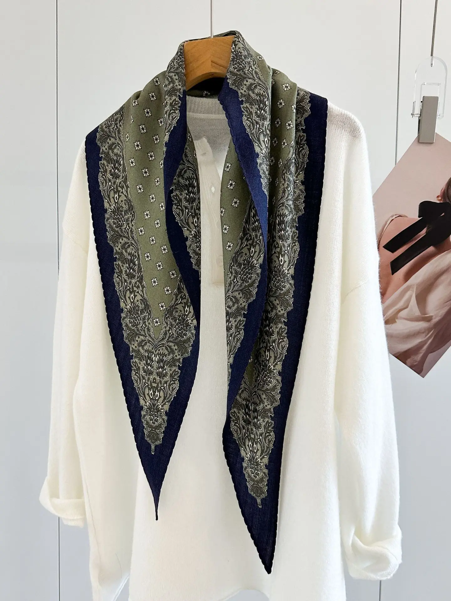 2026 Double-Sided Silk Wool Scarf for Women Vintage Green Print Triangle Scarf Neck Warmer Ladies Winter Accessory
2026 Double-Sided Silk Wool Scarf for Women Vintage Green Print Triangle Scarf Neck Warmer Ladies Winter Accessory