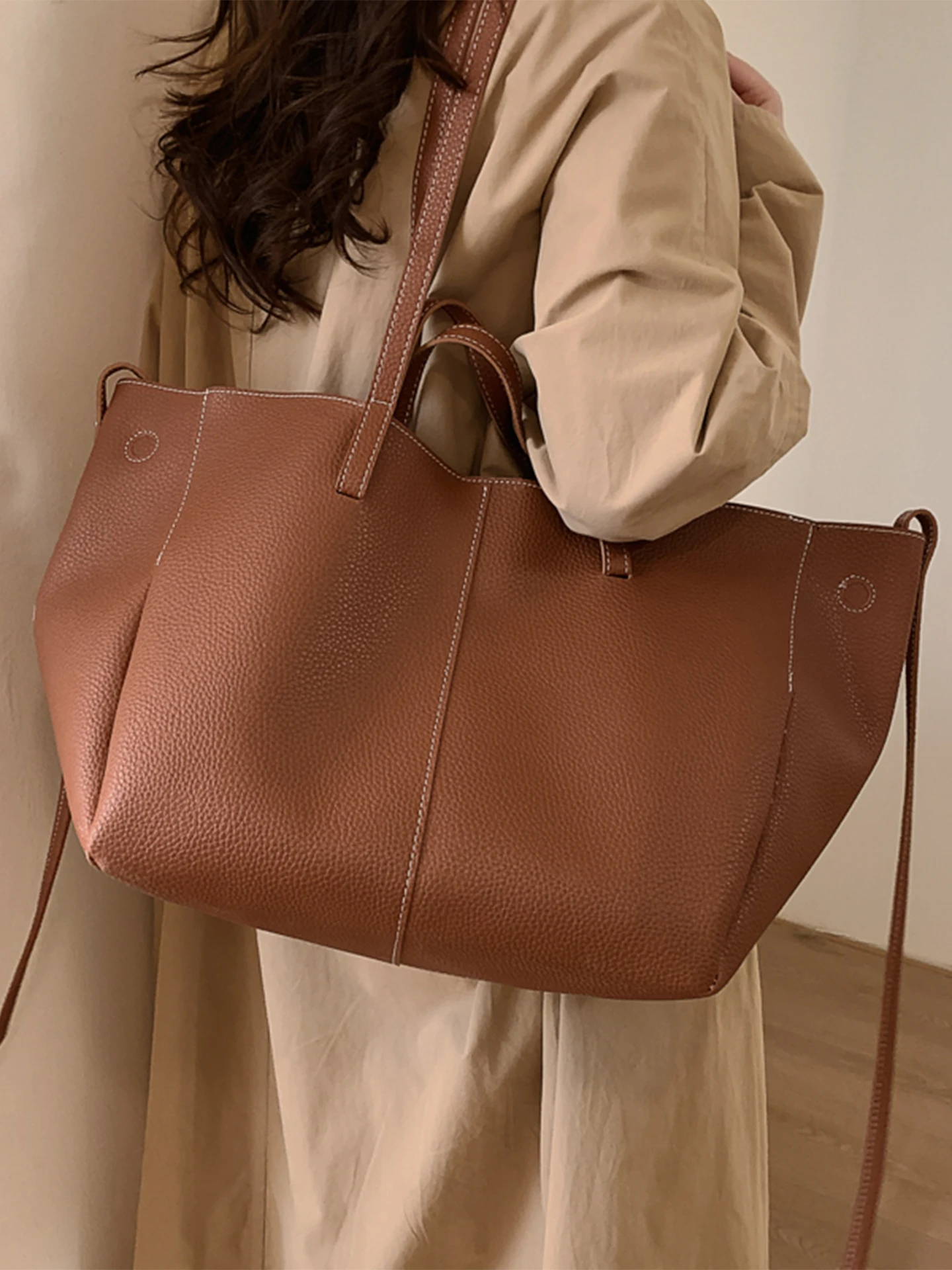 Большая женская сумка-тоут в стиле ретро, осенне-зимняя универсальная сумка на одно плечо, сумка-тоут для студентов
Большая женская сумка-тоут в стиле ретро, осенне-зимняя универсальная сумка на одно плечо, сумка-тоут для студентов