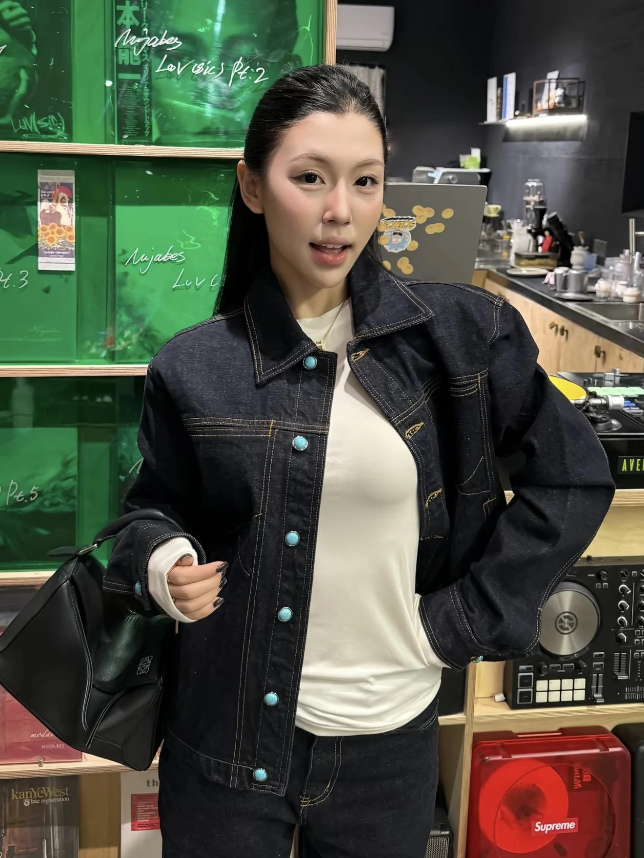 Джинсовое джинсовое пальто в стиле ретро с бирюзовыми пуговицами и широкими плечами, женское свободное пальто с длинным воротником све
Джинсовое джинсовое пальто в стиле ретро с бирюзовыми пуговицами и широкими плечами, женское свободное пальто с длинным воротником све