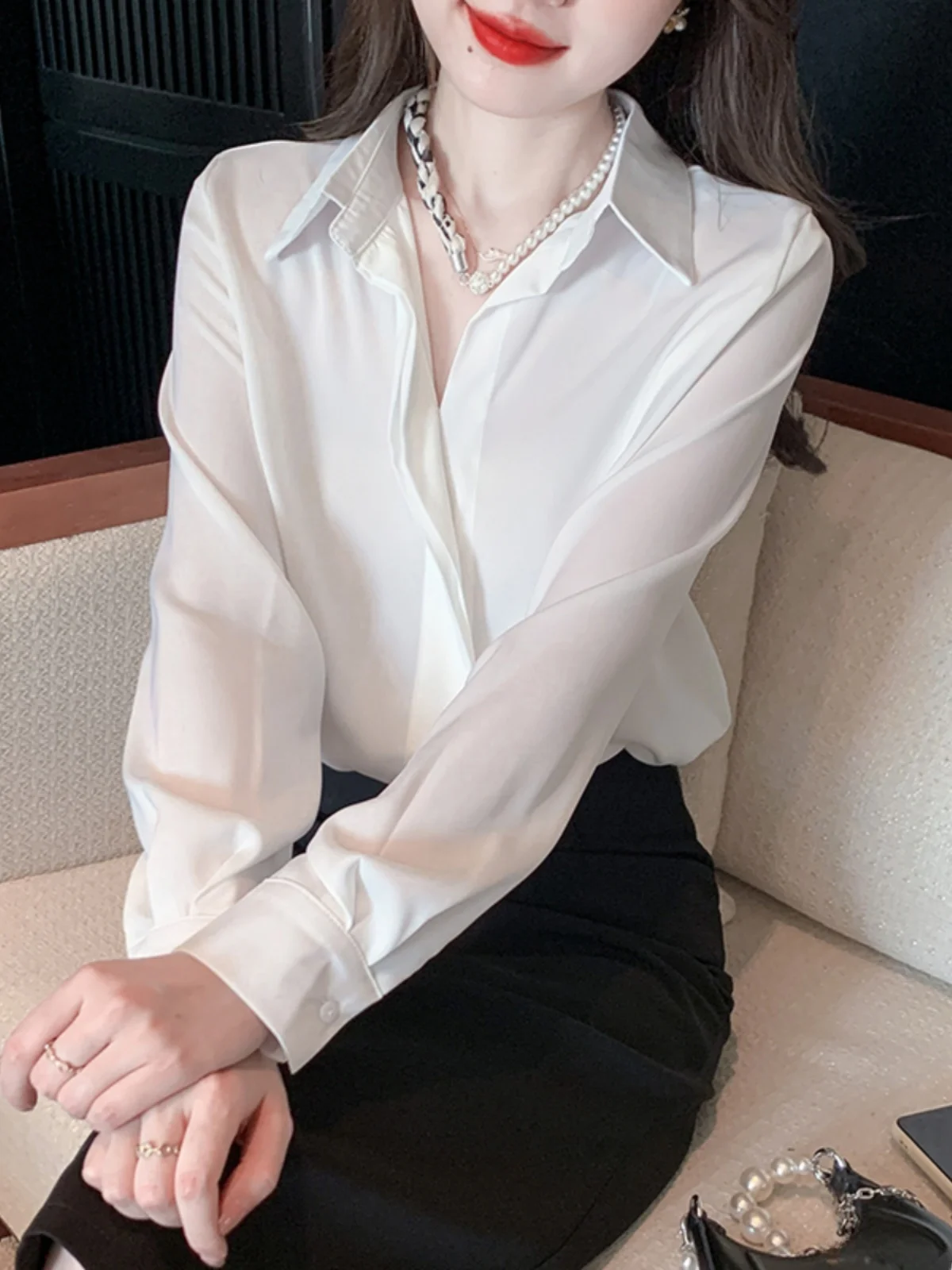 Женская блузка из ацетатного сатина белого цвета, весна-осень 2026, новинка, с эффектным дизайном воротника, длинный рукав, свободный крой, для повседневной носки
Женская блузка из ацетатного сатина белого цвета, весна-осень 2026, новинка, с эффектным дизайном воротника, длинный рукав, свободный крой, для повседневной носки