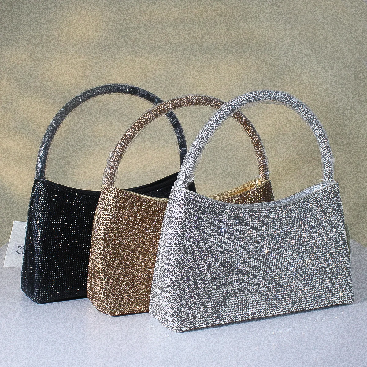 Блестящая металлическая бусина ручной работы, сумка с бриллиантами и клецками, сверкающая маленькая квадратная сумка с водными бриллиантами, полиэстеровая подкладка, застежка-молния
Блестящая металлическая бусина ручной работы, сумка с бриллиантами и клецками, сверкающая маленькая квадратная сумка с водными бриллиантами, полиэстеровая подкладка, застежка-молния