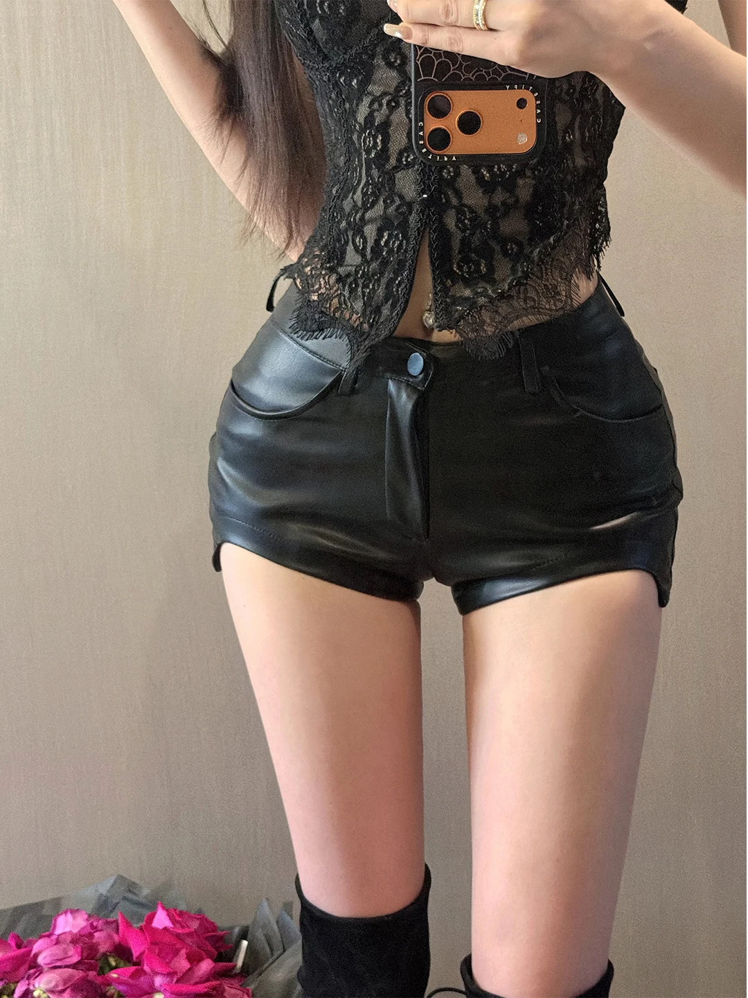 Liviahome Sexy PU Leather Shorts Tight Fit mid Waist High Hip Arcuate Hemline Slimming Hot Pants Women's Fashion Spring Season
Liviahome Sexy PU Leather Shorts Tight Fit mid Waist High Hip Arcuate Hemline Slimming Hot Pants Women's Fashion Spring Season