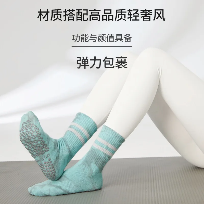 24 new gradient autumn and winter yoga socks, mid tube anti slip socks, Pilates socks, long tube cotton, thick and warm sports
24 new gradient autumn and winter yoga socks, mid tube anti slip socks, Pilates socks, long tube cotton, thick and warm sports
