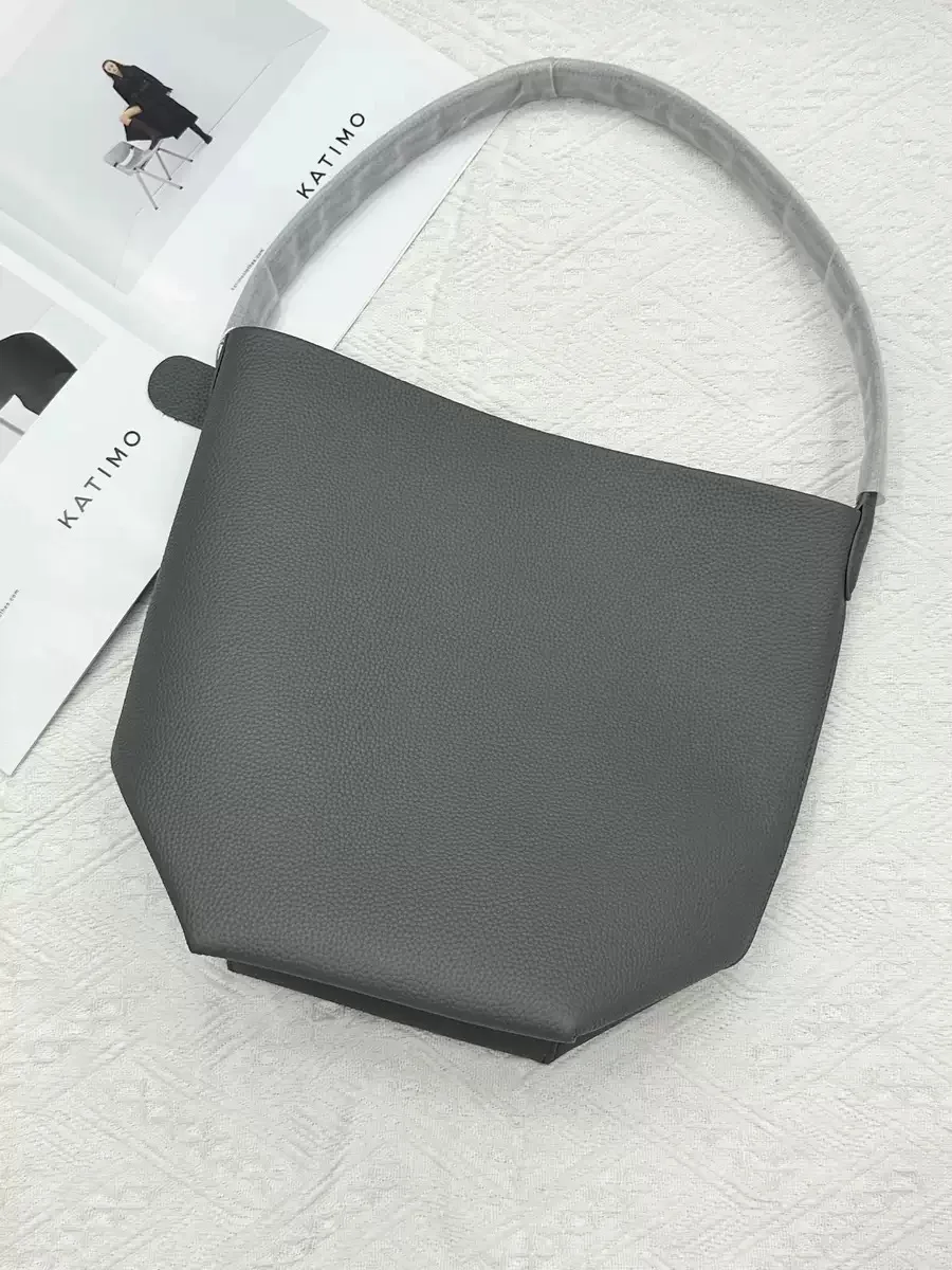 High Quality Classic Water Bucket Bag Lychee Patterned Top Layer Cowhide Shoulder Bag Women's Commuting Bag Large Capacity
High Quality Classic Water Bucket Bag Lychee Patterned Top Layer Cowhide Shoulder Bag Women's Commuting Bag Large Capacity