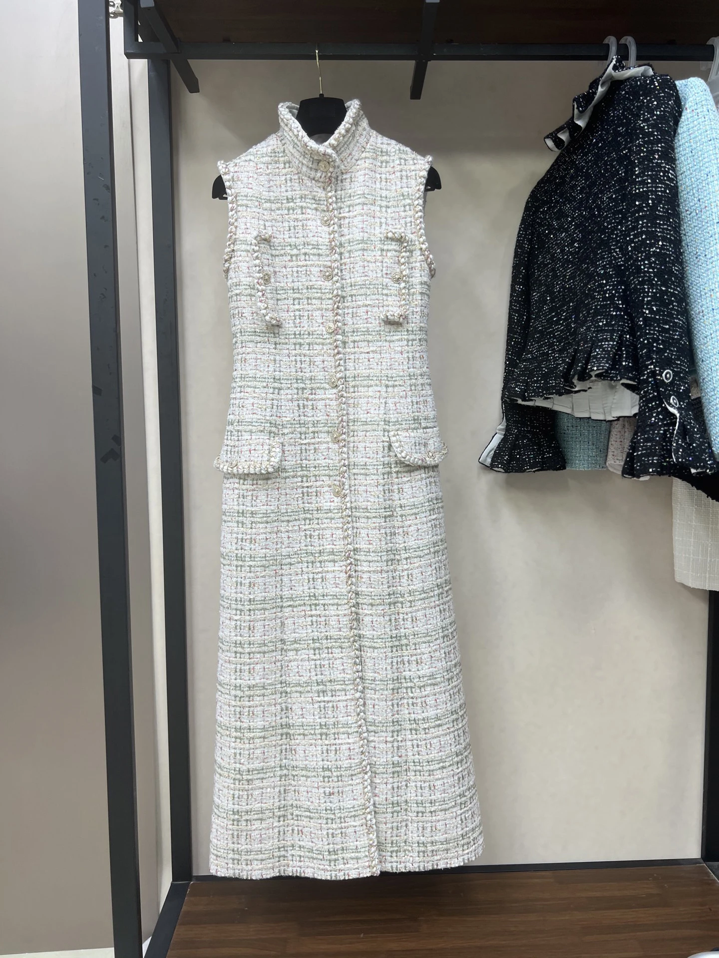Luxury brand Women's Wool tweed Plaid Sleeveless Dress silk lining high quality same the show can be customized
Luxury brand Women's Wool tweed Plaid Sleeveless Dress silk lining high quality same the show can be customized