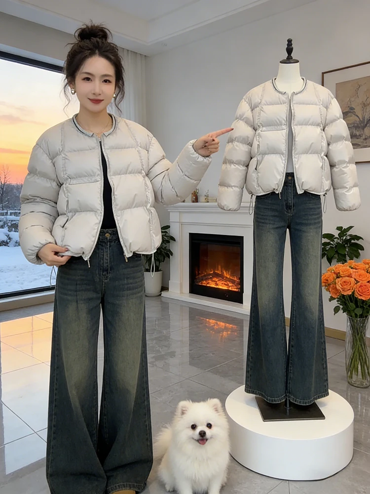 Модная утепленная повседневная хлопковая куртка с круглым вырезом, короткая верхняя одежда для женщин, зима 2025, новая популярная стильная модель на молнии
Модная утепленная повседневная хлопковая куртка с круглым вырезом, короткая верхняя одежда для женщин, зима 2025, новая популярная стильная модель на молнии