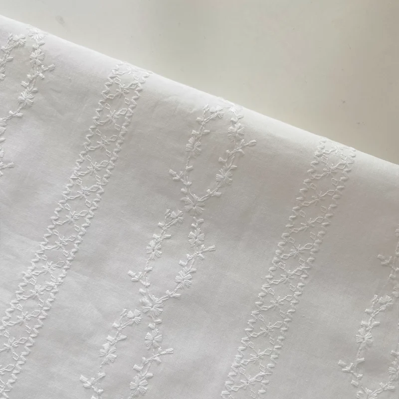 130x50cm White Thin Cotton Fabric Embroidered Pattern Suitable For Shirt Dress Fabrics
130x50cm White Thin Cotton Fabric Embroidered Pattern Suitable For Shirt Dress Fabrics
