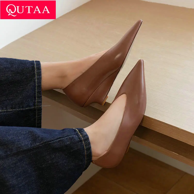 QUTAA 2025 модные женские туфли-лодочки, пикантные туфли из натуральной кожи на танкетке, повседневные пикантные офисные туфли с острым носком, вечерние женские туфли 34-43
QUTAA 2025 модные женские туфли-лодочки, пикантные туфли из натуральной кожи на танкетке, повседневные пикантные офисные туфли с острым носком, вечерние женские туфли 34-43