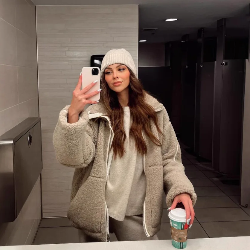 Флисовая куртка женская модная уличная одежда пальто с воротником-стойкой свободные куртки на молнии теплое пальто 2025 осенне-зимняя одежда верхняя одежда
Флисовая куртка женская модная уличная одежда пальто с воротником-стойкой свободные куртки на молнии теплое пальто 2025 осенне-зимняя одежда верхняя одежда