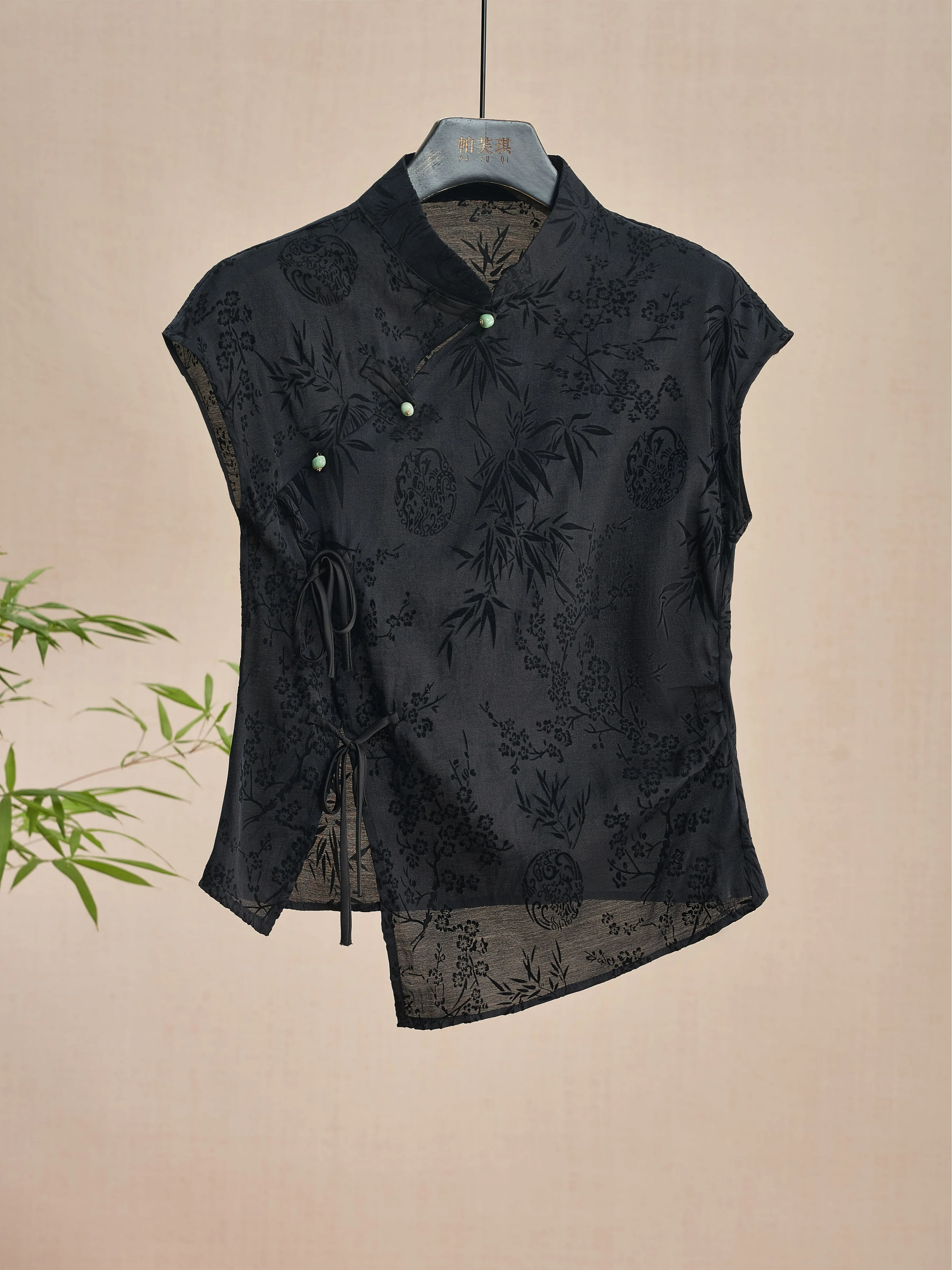 Тонкая рубашка в стиле ретро, новый топ Cheongsam в китайском стиле, черная жаккардовая футболка с короткими рукавами, летняя модная женская одежда для взрослых
Тонкая рубашка в стиле ретро, новый топ Cheongsam в китайском стиле, черная жаккардовая футболка с короткими рукавами, летняя модная женская одежда для взрослых