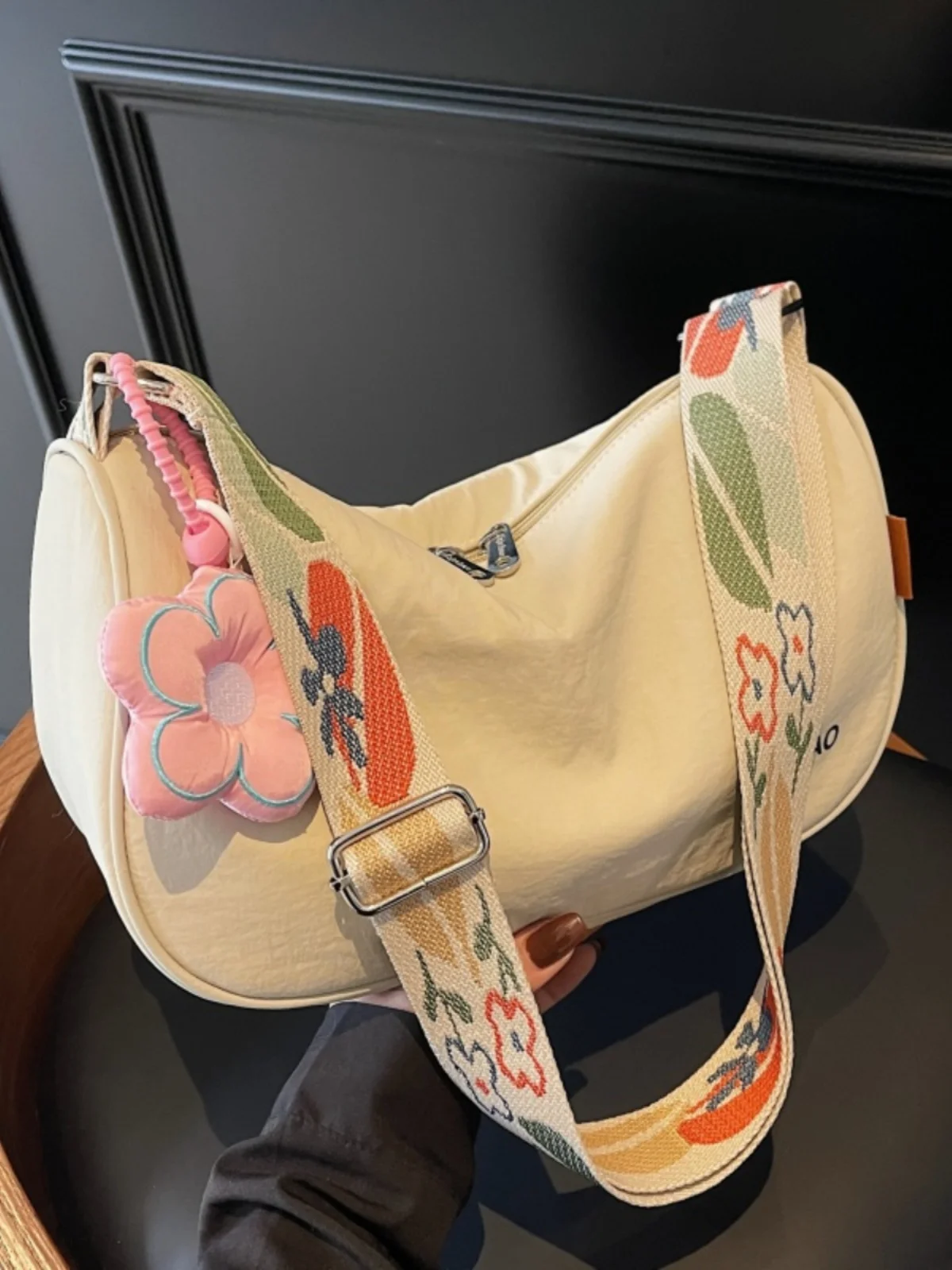 Lightweight Women's Nylon Cloth Bag 2025 New Fashionable Shoulder Bag Summer Korean Version Student Commuting Crossbody Bag
Lightweight Women's Nylon Cloth Bag 2025 New Fashionable Shoulder Bag Summer Korean Version Student Commuting Crossbody Bag