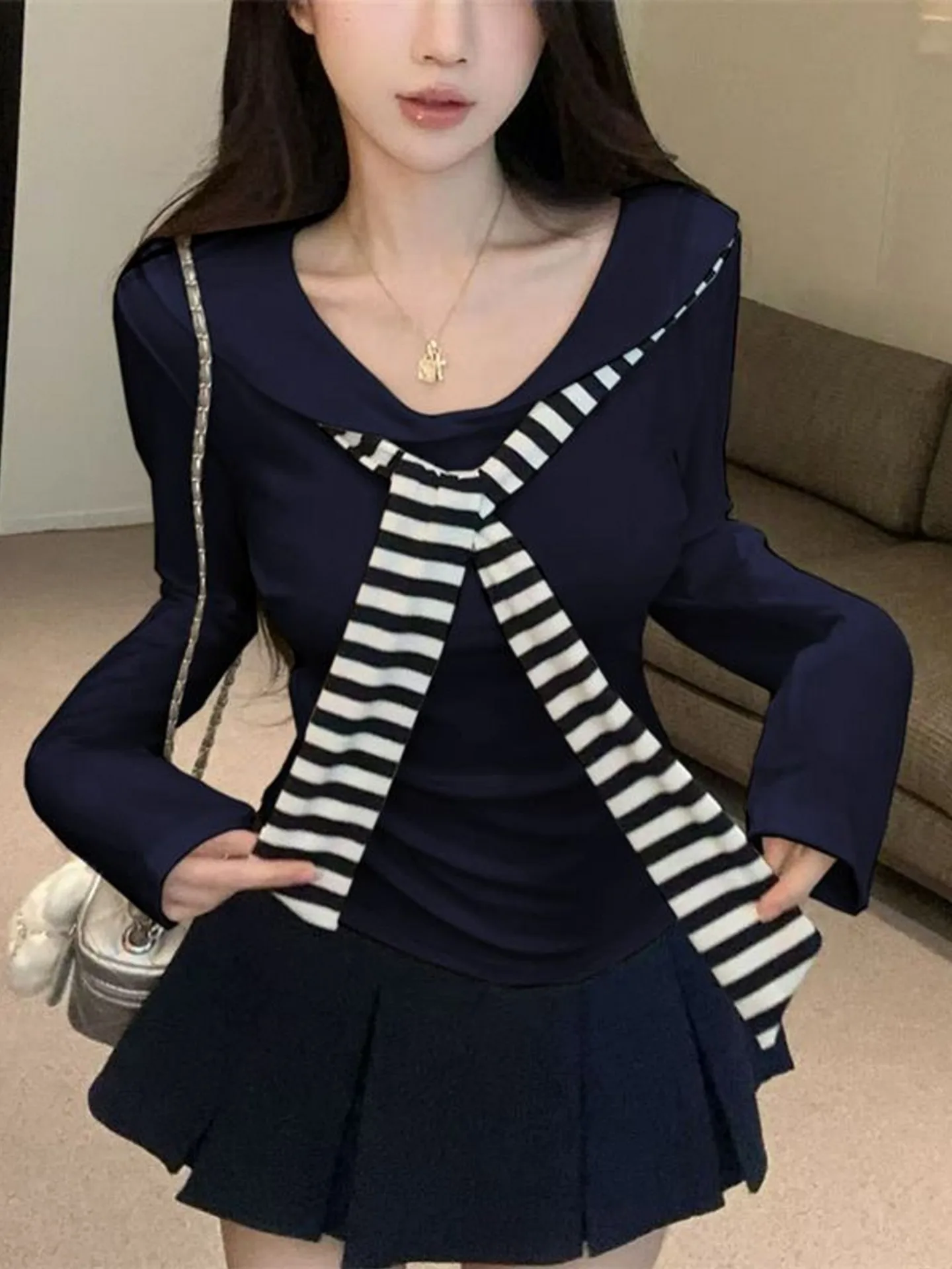 Женская приталенная футболка с воротником-стойкой, осенний дизайн, в полоску, с длинным рукавом, базовая, в корейском стиле, с завышенной талией, модная, трендовая
Женская приталенная футболка с воротником-стойкой, осенний дизайн, в полоску, с длинным рукавом, базовая, в корейском стиле, с завышенной талией, модная, трендовая