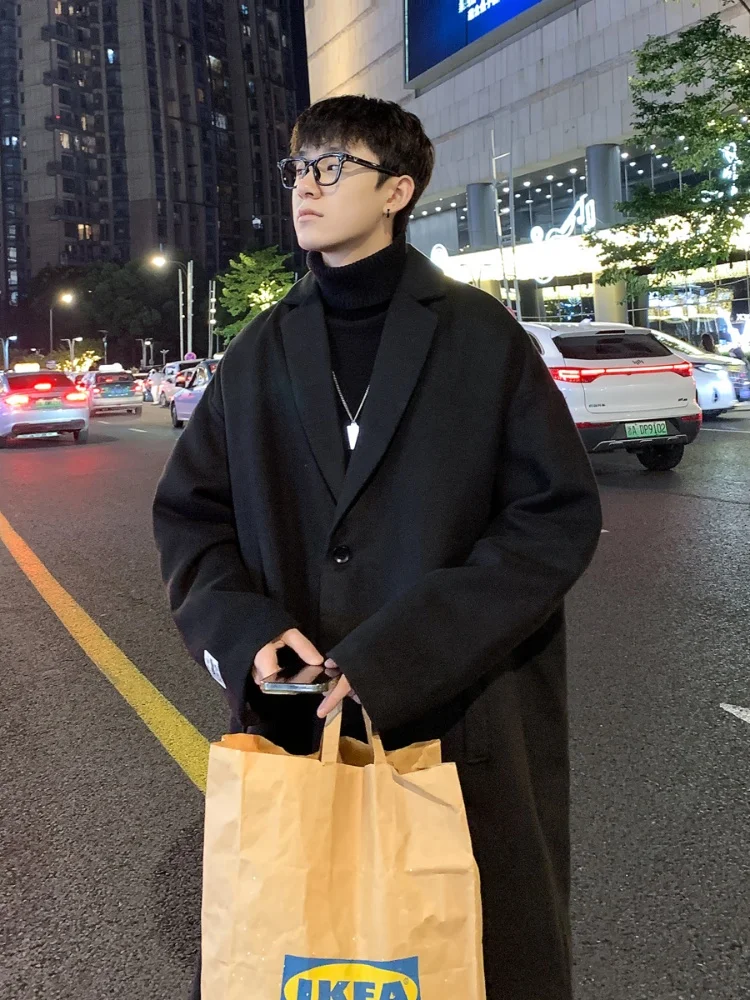 Мужское шерстяное пальто средней длины 2024 года, новая осенняя коллекция, высококачественное, в британском стиле, с отложным воротником, повседневное, модное, на одной пуговице
Мужское шерстяное пальто средней длины 2024 года, новая осенняя коллекция, высококачественное, в британском стиле, с отложным воротником, повседневное, модное, на одной пуговице