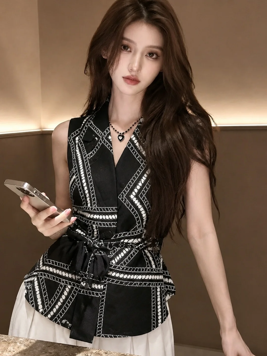 Elegant Geometric Print Sleeveless V-Neck Vest Summer Fashionable Waist-Cinched Belted High-End Feeling Women's Top
Elegant Geometric Print Sleeveless V-Neck Vest Summer Fashionable Waist-Cinched Belted High-End Feeling Women's Top