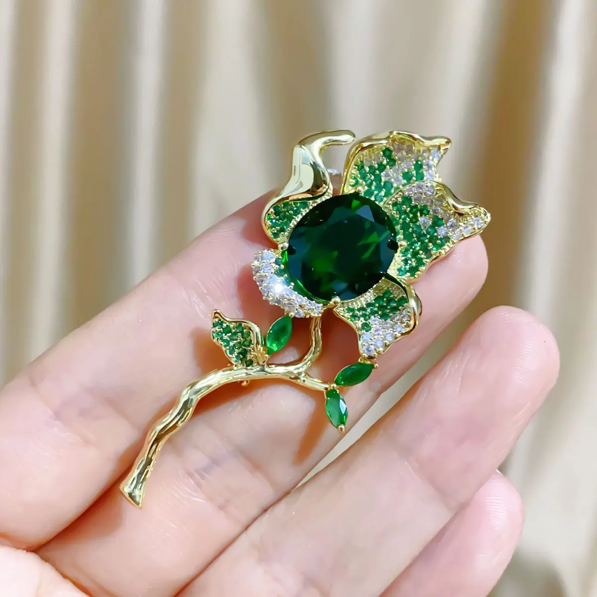 New Luxury Court-style Emerald Zircon Floral Brooch Corsage Premium Vintage Suit Accessories
New Luxury Court-style Emerald Zircon Floral Brooch Corsage Premium Vintage Suit Accessories