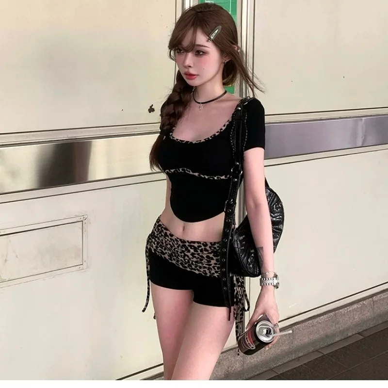 Summer Slim Fit Tiger Print Split T-Shirt Low Waist Belted Short Pants Two-Piece Set Sweet Spicy Girl Fashion Casual Style
Summer Slim Fit Tiger Print Split T-Shirt Low Waist Belted Short Pants Two-Piece Set Sweet Spicy Girl Fashion Casual Style